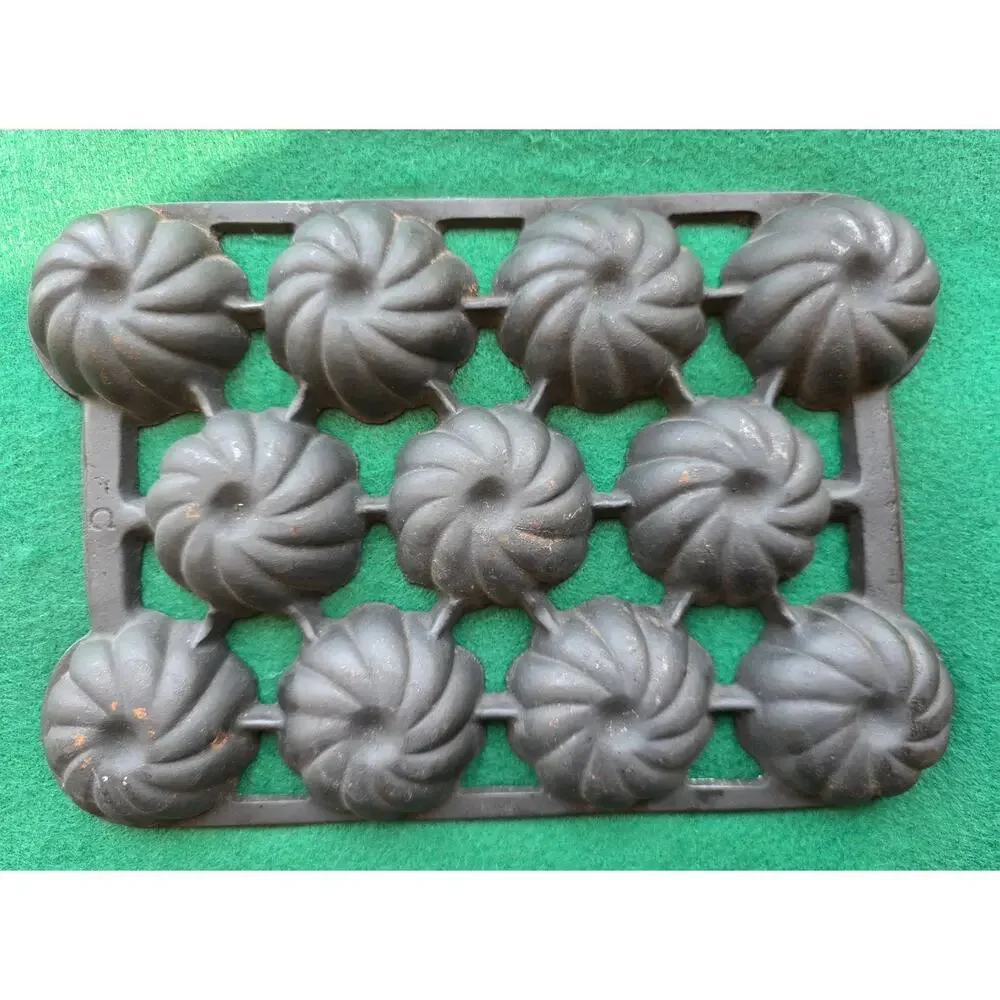 Vintage Wagner Cast Iron Turks Head Muffin Pan C